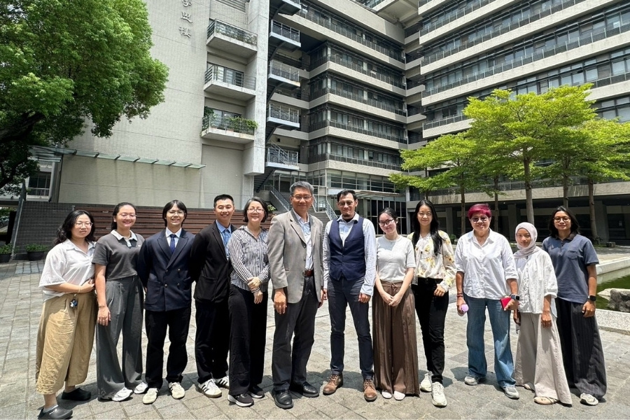 逢甲大學特聘教授朱正永(左6)與研發團隊合影。