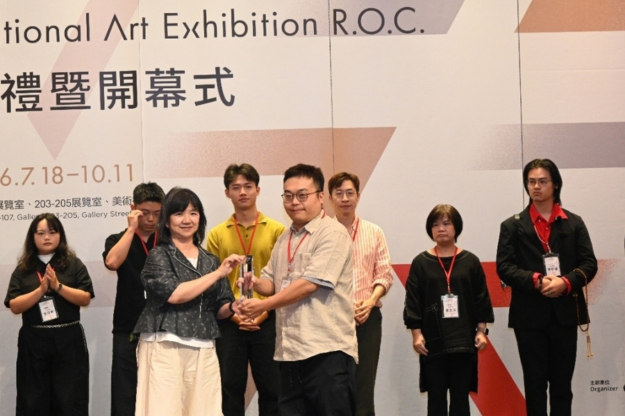 通識教育中心施承佑老師榮獲115年全國美術展書法類金牌獎。