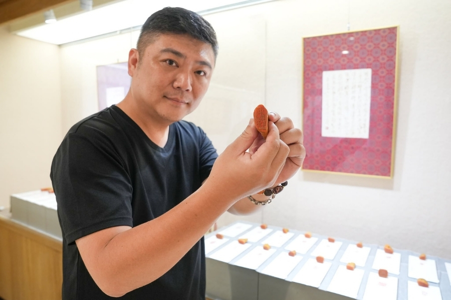 逢甲中文博士班學生古員齊於臺中市豐原葫蘆墩文化中心舉辦「不負人間:古員齊書法篆刻展」,展期至8月23日。