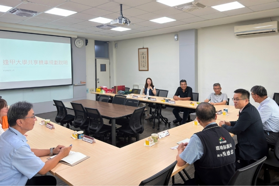 臺中市環保局局長吳盛忠率隊拜訪逢甲大學，與總務長陳建元就共享電動機車進駐校園的停放與管理機制交換意見。