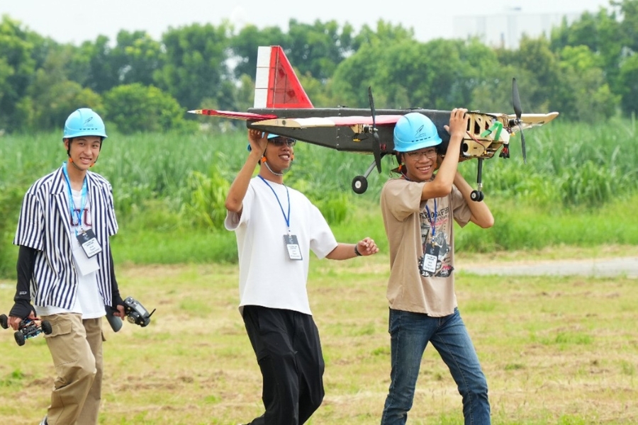 設計組Team FlyingJoker團隊與大型固定翼無人機。