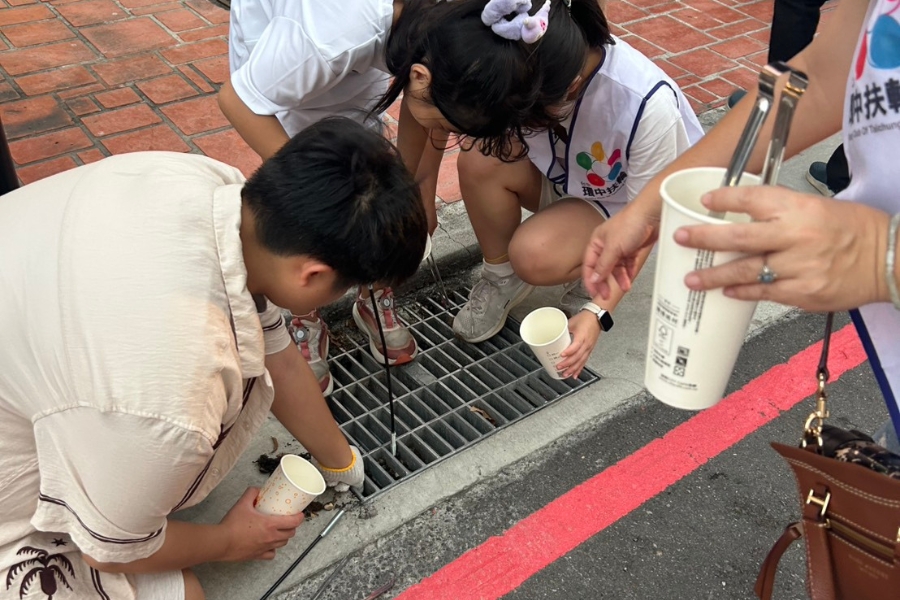 近百位志工深入街區死角清除廢棄菸蒂,從源頭防堵有害物質隨雨水流入海洋。