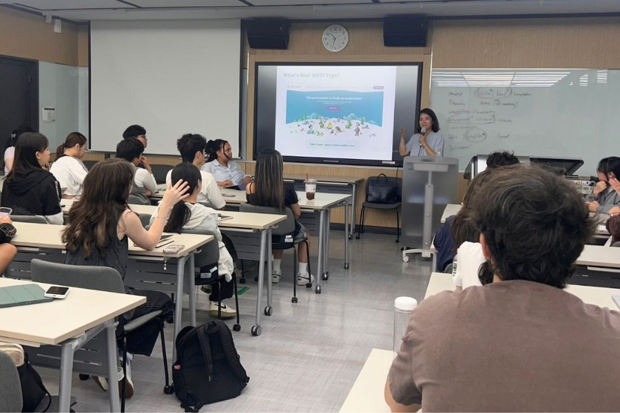 結合專業授課、學伴計畫與校外參訪，學生在三週的真實互動中，自然提升外語表達自信與跨文化溝通能力。