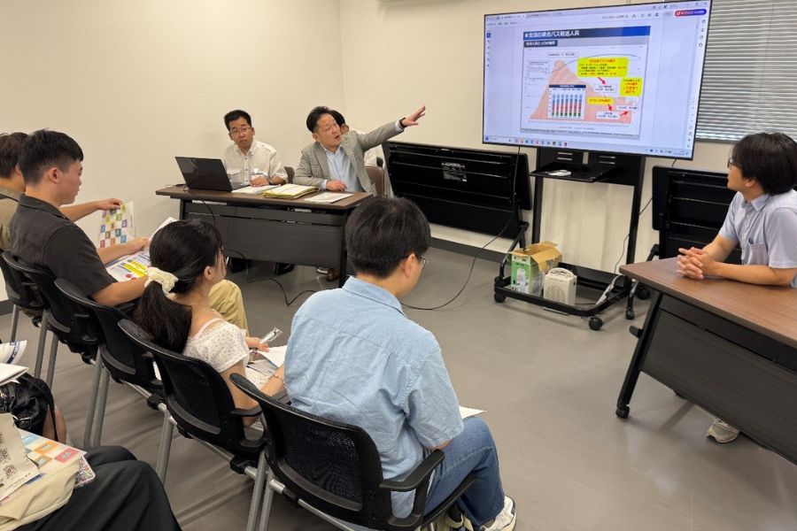 日本阪急巴士公司主管以「永續大眾運輸」為題，和逢甲大學學生分享日本交通發展的實務經驗。