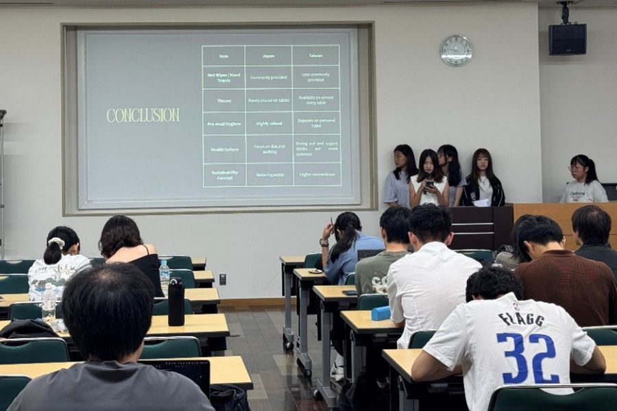 逢甲學生於活動尾聲以全英文發表實地觀察成果。