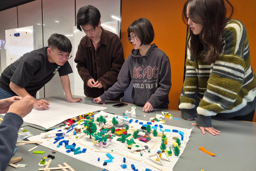 City Planning Workshop帶領學生以積木模擬城市規劃,從實作中理解都市發展概念。