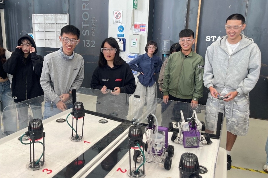 同學們於課程中使用模組零件,製作能夠滅火的消防車。