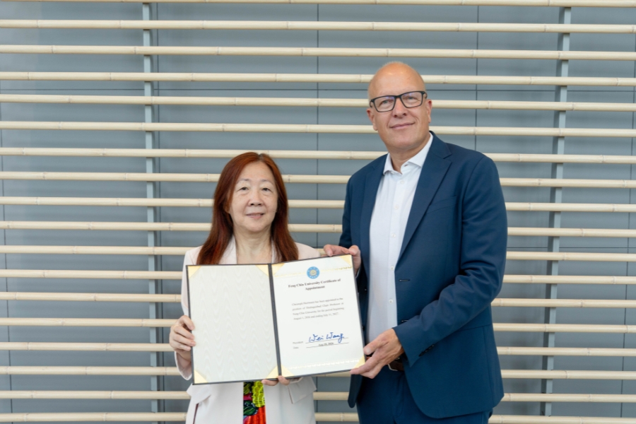 王葳校長頒贈聘書，正式聘請 Fraunhofer IST 主任 Christoph Herrmann 教授擔任逢甲大學講座教授。