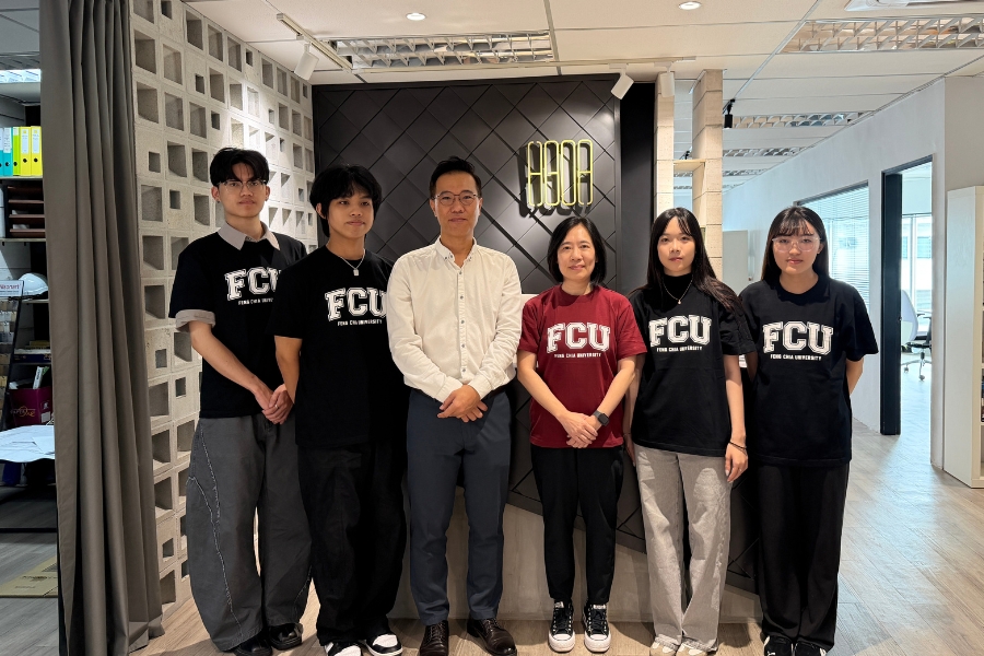 計畫主持人林佳慧教授與4位實習學生於實習公司與主持建築師合影。