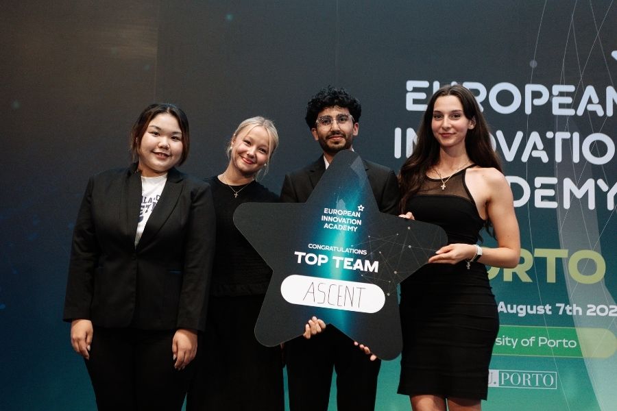 資訊系周子愉(左)與Unicorporated團隊夥伴，團隊以求職平台Ascent入選EIA 2026 Top 10 Best Startup Projects。