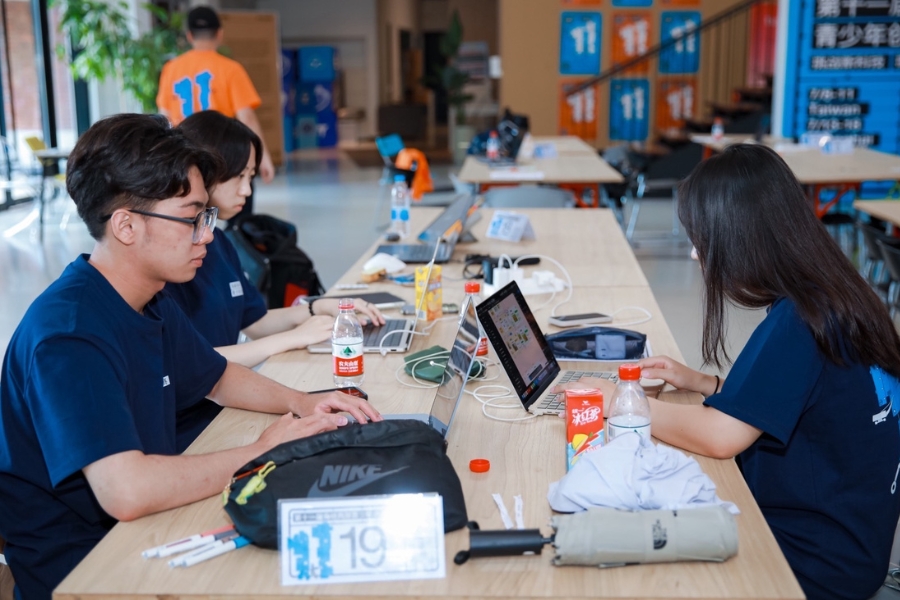 iOS Club團隊在同濟大學賽場並肩趕工,賽前反覆調校程式與展示流程。