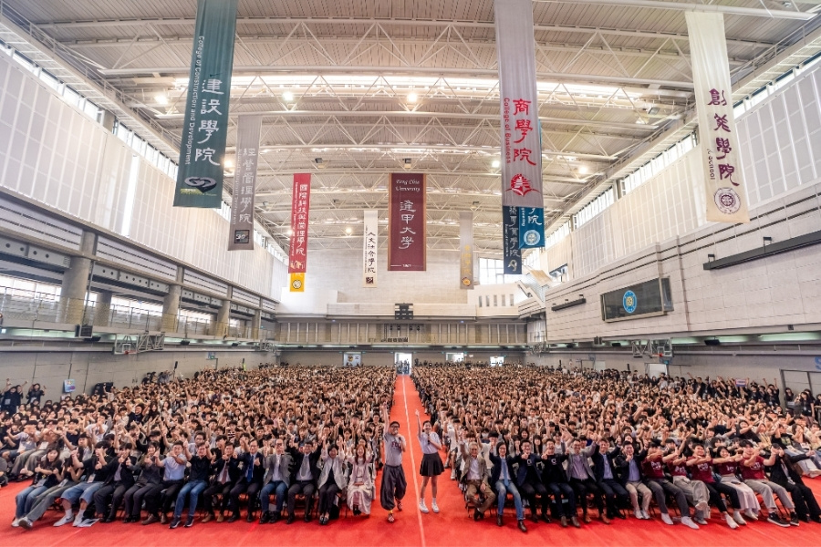 新生典禮分上、下午兩場舉行,校長王葳、董事長高承恕與多位一、二級主管,和逾2,000位新生、隊輔大合照。