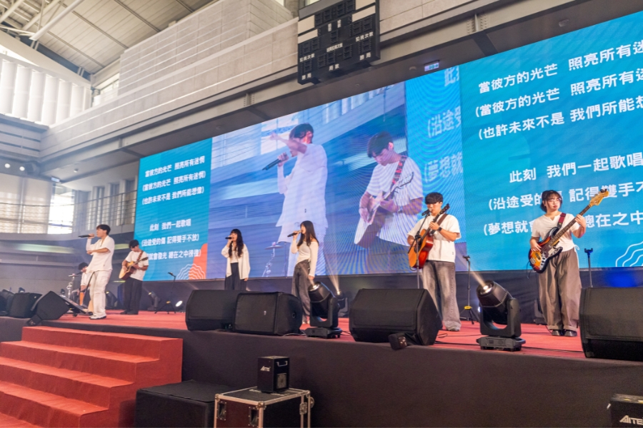 典禮尾聲,營歌《彼方》登場演出。