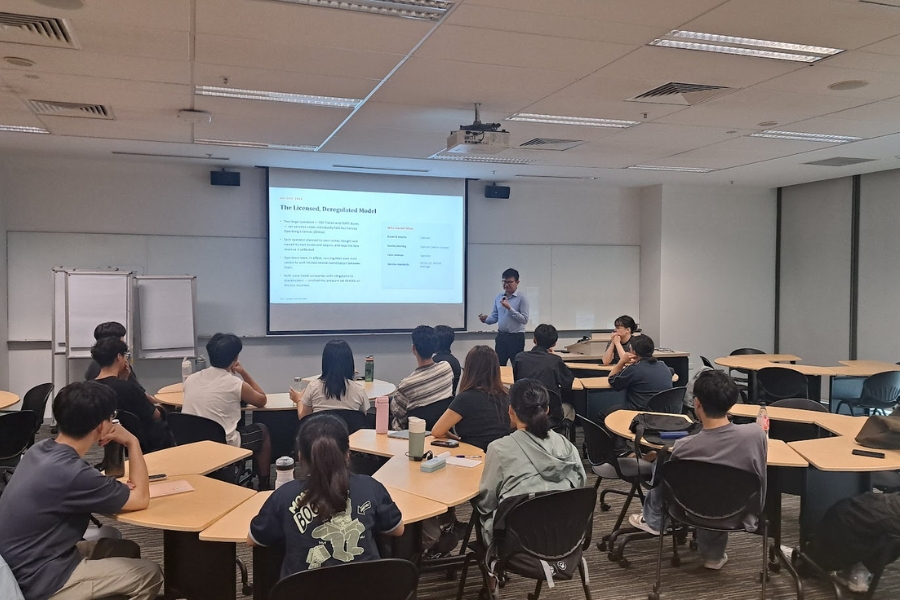 逢甲學生於新加坡社科大學教室內專心聆聽專業講座，針對都市大眾運輸議題進行深度學術探討。