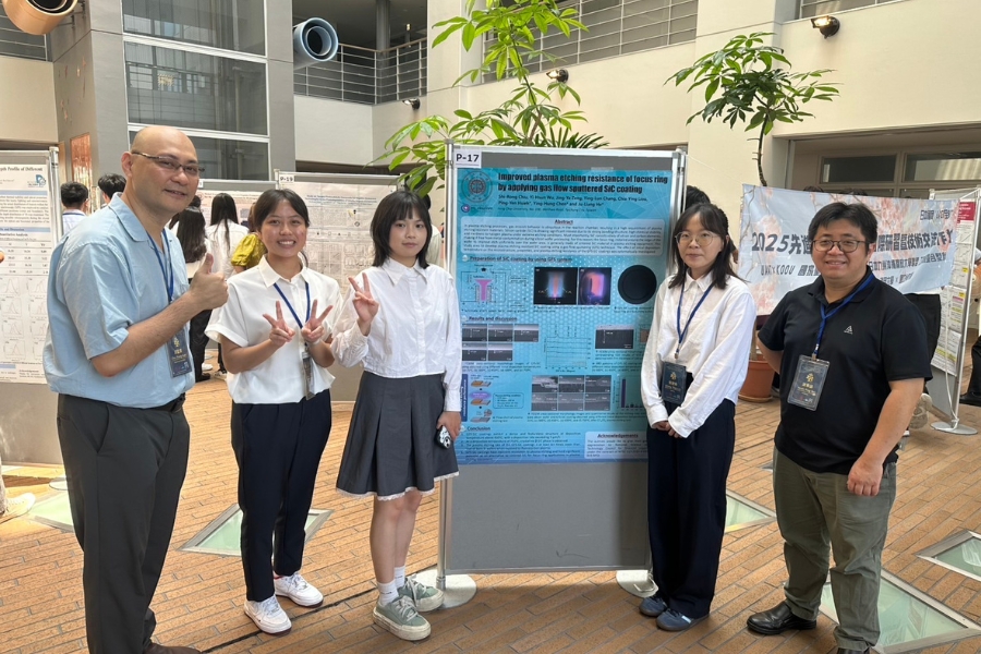 逢甲大學與九州大學學術交流工作坊的海報競賽，我與老師和同學們一起合影。