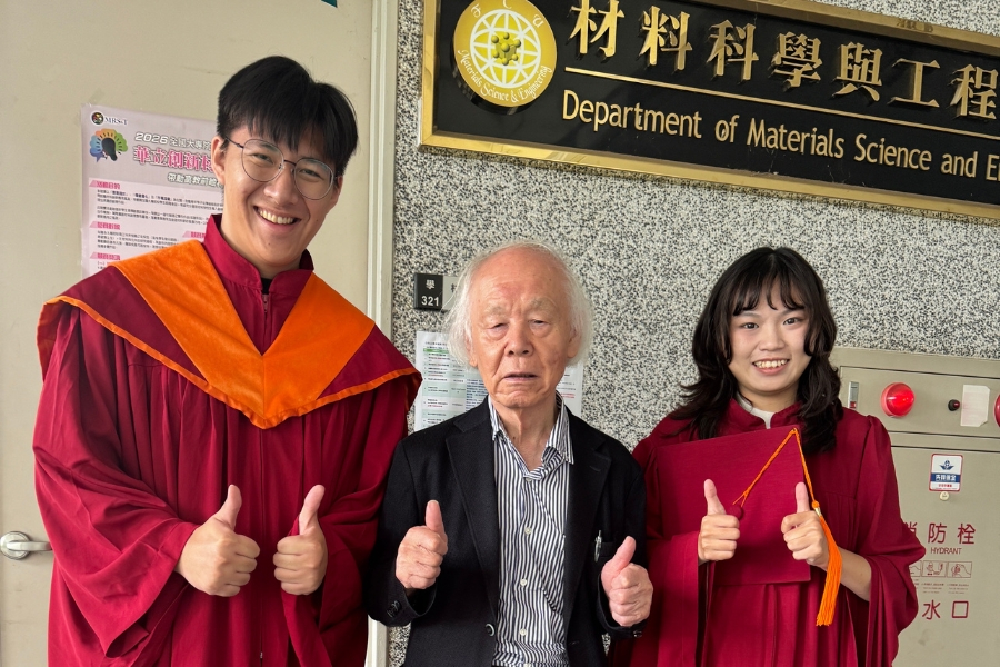 我(右)和日本九州大學河合良信教授的畢業影。
