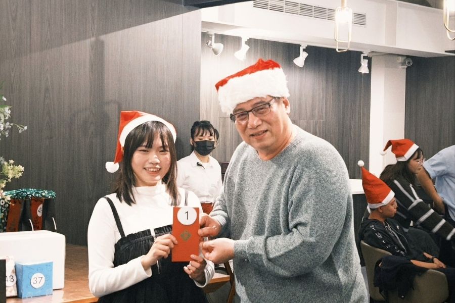 何主亮老師(右)參與電漿工程實驗室團隊舉辦的聖誕交換禮物活動，幸運的我抽中何老師準備的1號大獎。