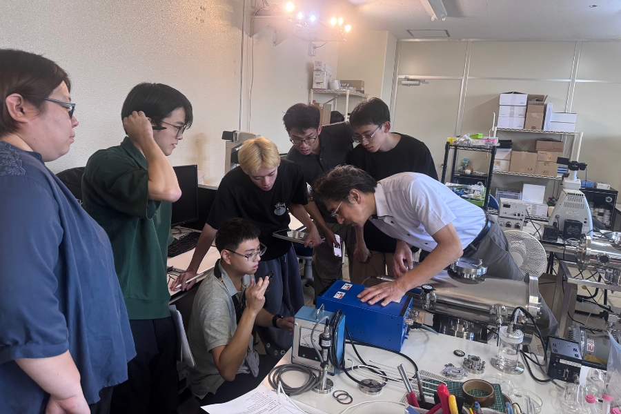 參與學生於九州大學研究室內,由日方研究生帶領進行電漿、半導體與核融合相關專題實驗實作。