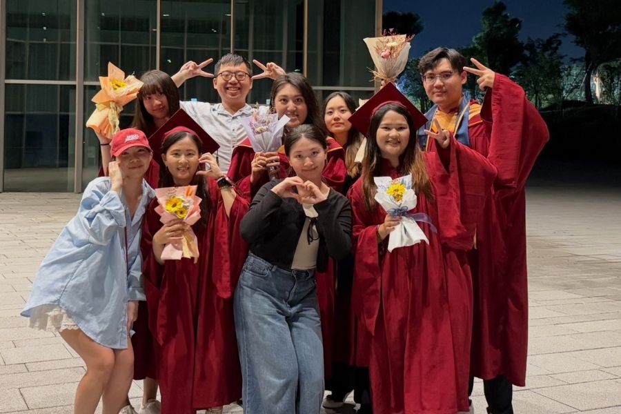 與文化服務隊夥伴留下大學最後的畢業合照。五年的職位終究會卸下，但一起走過的故事與感情，會留得比任何頭銜更久。