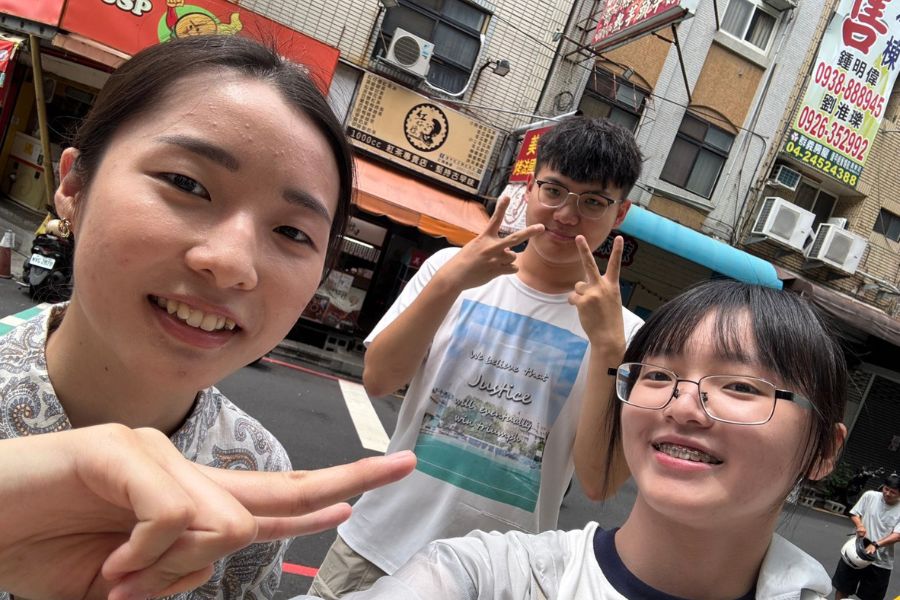 帶領科展學生參加113年材料年會高中海報組，榮獲第一名及佳作。從接受老師的研究指導，到有能力將自己的研究經驗傳承給下一群學生。