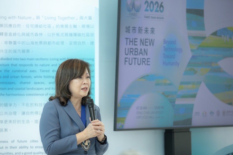 龍寶建設董事長張麗莉於9月12日「城市新未來(THE NEW URBAN FUTURE)」特展開幕儀式中致詞。