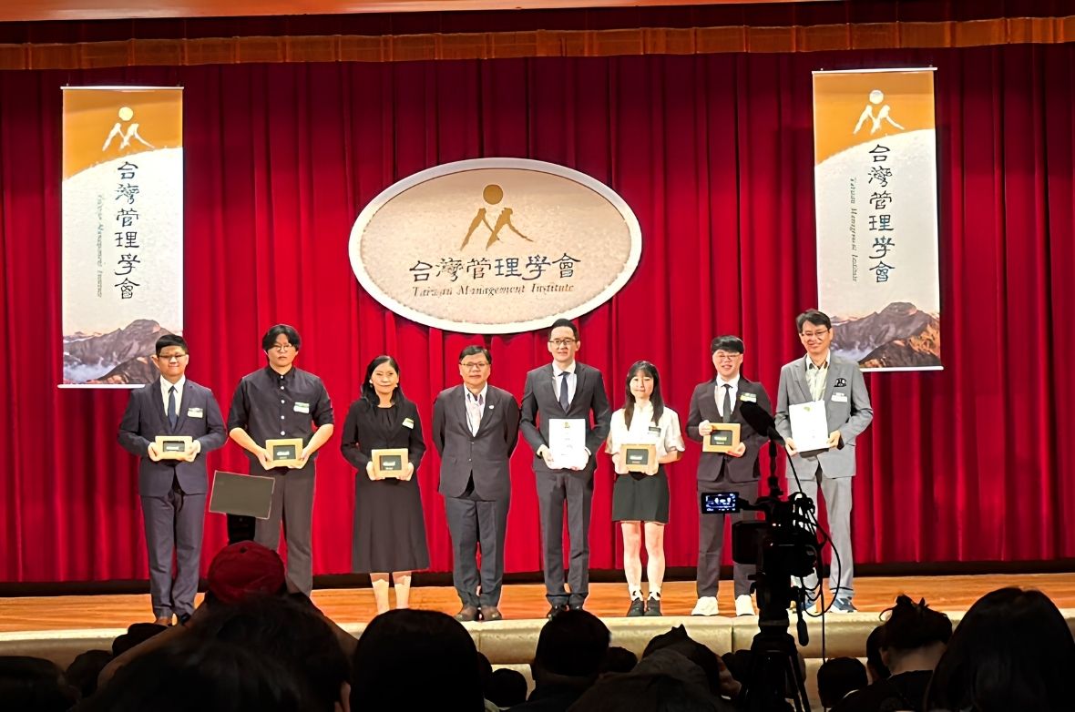 財金系碩士生林秉賢(左1)於2026崇越論文大賞榮獲優等獎，並於頒獎典禮與獲獎者合影。