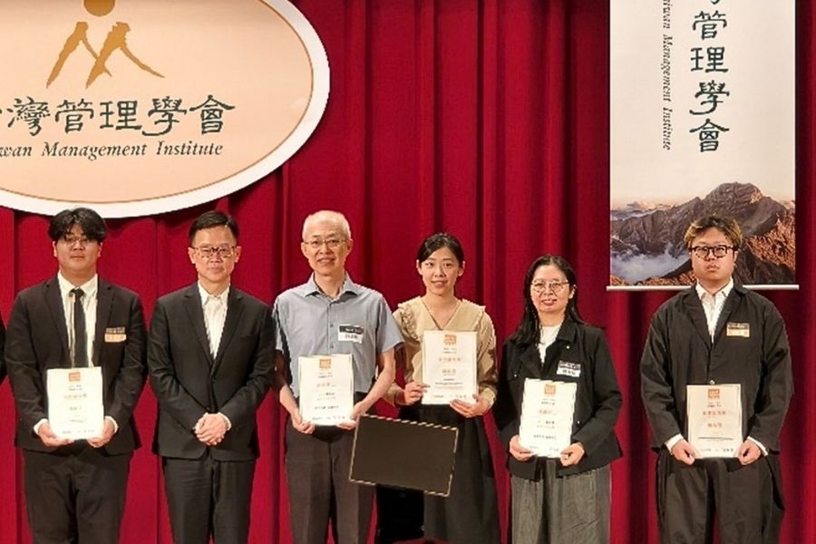 資訊系楊皓翔同學(右1)榮獲2026年第十九屆崇越論文大賞佳作肯定。