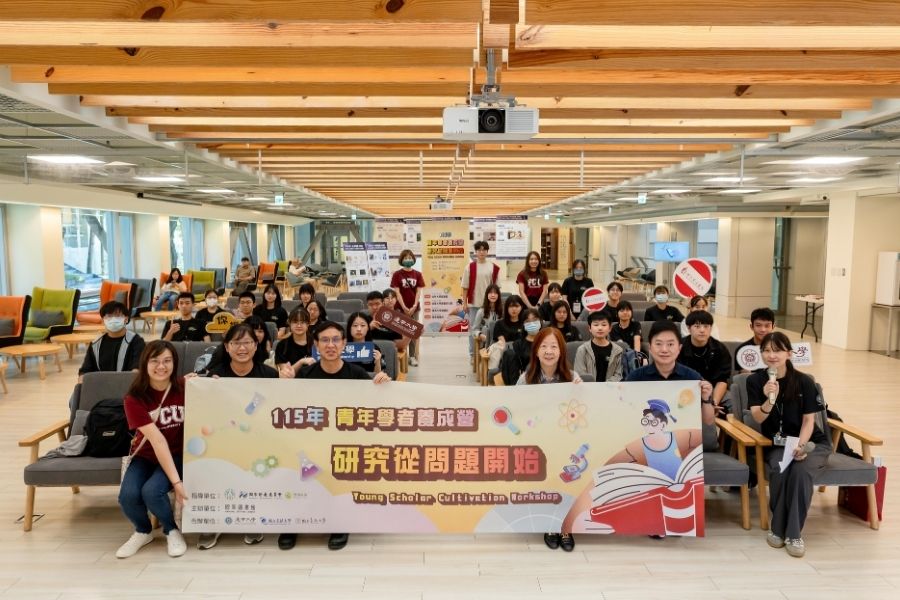 逢甲圖書館首度與國家圖書館合作辦理「115年青年學者養成營」,吸引中部地區約40名高中職學子參與。