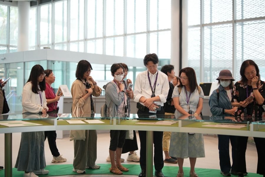 來自全國大專校院圖書館、公共圖書館及專門圖書館逾百位館員在逢甲大學的規劃下,參訪臺中綠美圖。