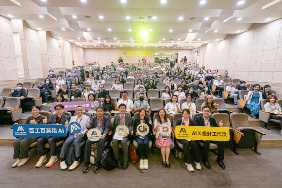 「2026 AI賦能空間設計產業論壇」於逢甲大學舉行,前排左至右依序為AIA產學長郭秉宸、AIA校務長蔡明順、逢甲產推處產學長劉育成、數發部數位產業署副組長鍾佳蓉、逢甲校長王葳、數發部數位產業署副署長黃雅萍、中華經濟研究院院長連賢明等,與講者及與會者合影。