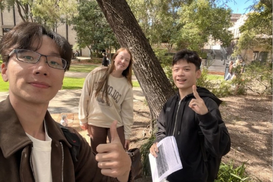 學生自訂主題訪問昆士蘭大學學生，透過實際對話培養英語表達與跨文化溝通能力。