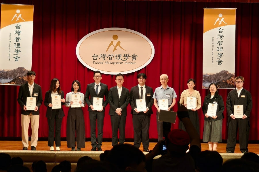 資訊系楊皓翔同學(右1)榮獲2026年第十九屆崇越論文大賞佳作肯定。