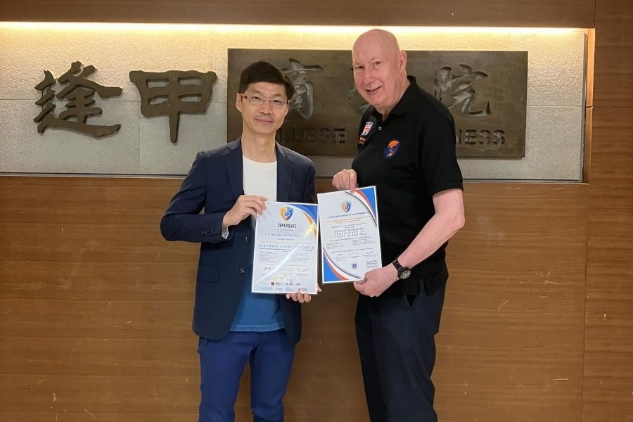 APIEM會長David Hind教授今年6月拜會逢甲大學商學院,促成總值美金2,000元的學生獎學金與國際專業證照學習機會。