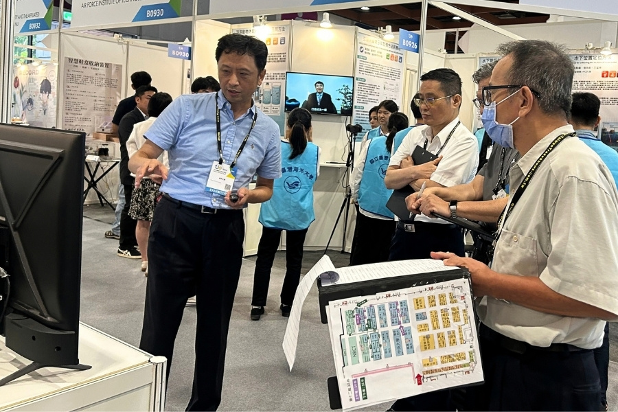化學工程學系教授施志欣團隊研發「離心式篩選裝置」,榮獲2026台灣創新技術博覽會發明競賽金獎。