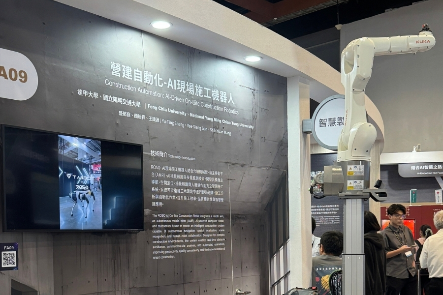逢甲大學「營建自動化-AI現場施工機器人」整合自主移動平台、機械手臂、即時環境掃描及自動路徑規劃等技術,並結合BIM資訊,可於營建現場執行自主噴塗作業。