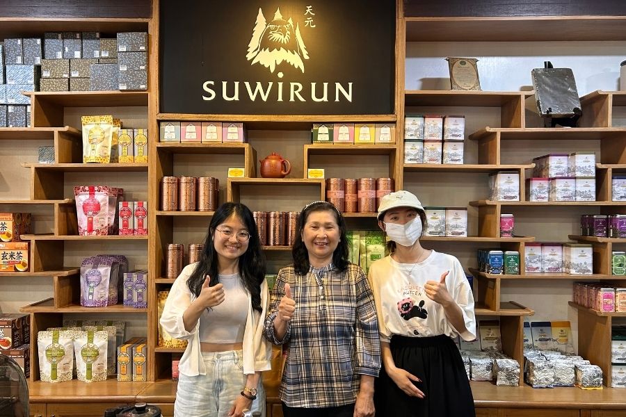 與專案品牌SUWIRUN的創辦人合影。