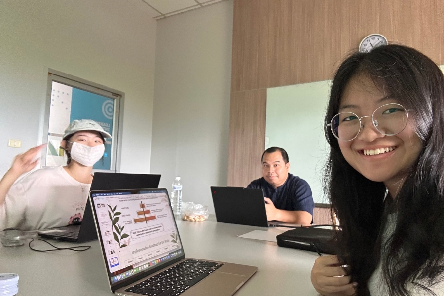 與泰國的指導教授討論專案內容。