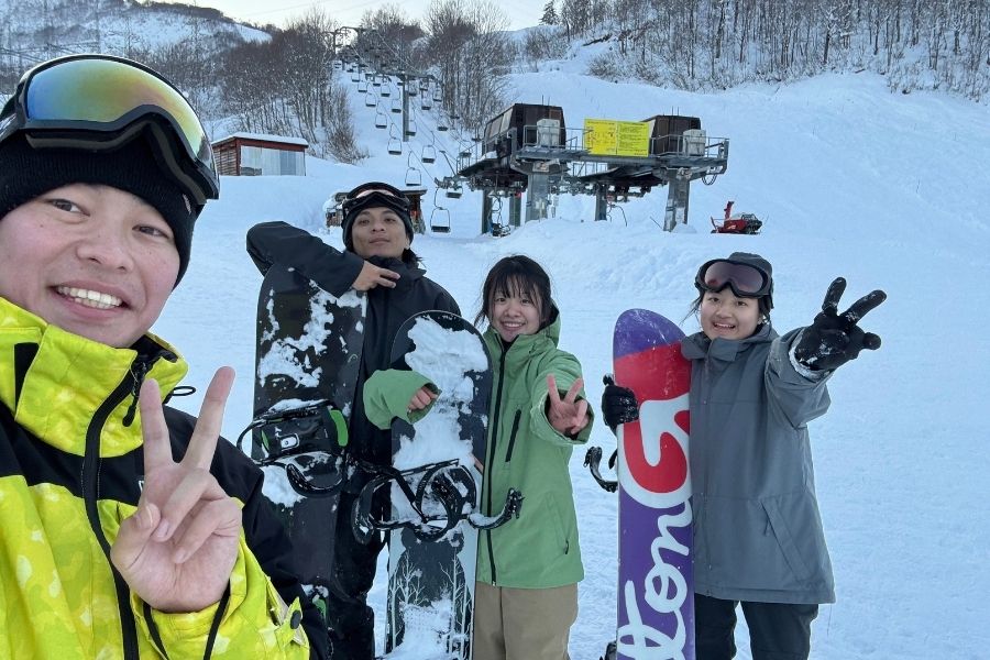 和日本的朋友們一起體驗人生第一次滑雪。
