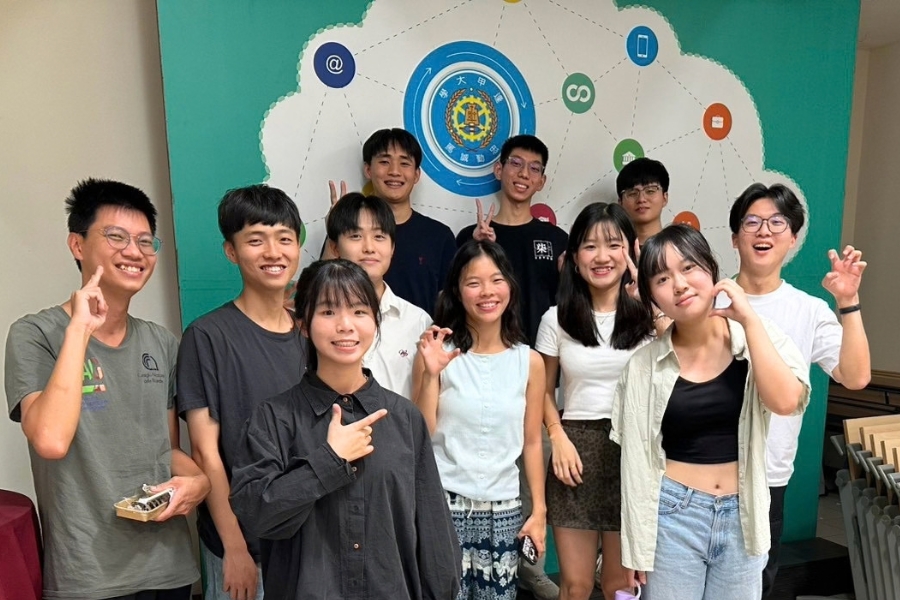 分享海外實習經驗的學海築夢計畫學生於會後合影。