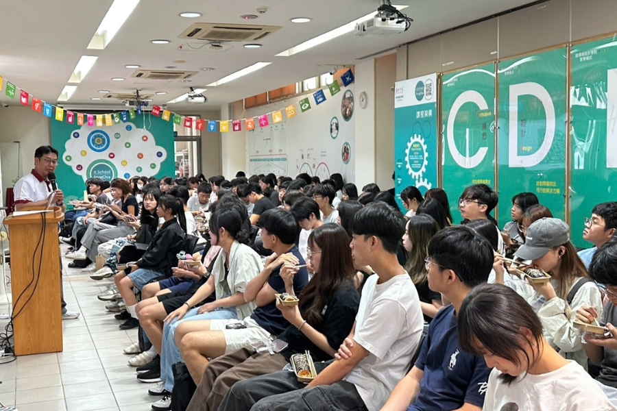 社會創新學院院長林峰正於學海築夢實習計畫分享會開場致詞,鼓勵同學多運用出國資源。