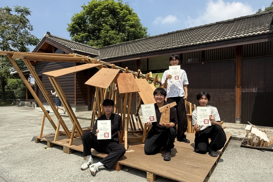 逢甲大學建築專業學院學生團隊以《茶亭》,榮獲「2026嘉義市木產業實構築競賽」大專組銅獎。