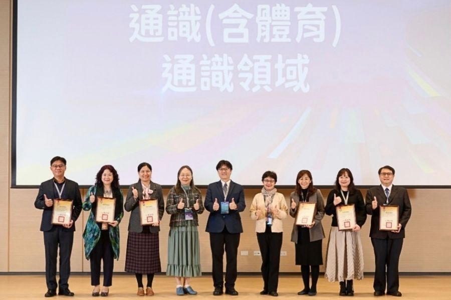 王鈺琪老師(右3)以「再置思考於英語課堂的核心 探討建立可見式思考文化與大一英文課程中」榮獲教育部113教學實踐研究績優計畫教師。