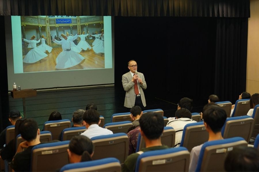 鄧盛平從沙威瑪、轉機經驗談到中沙大橋,帶逢甲大學師生認識臺灣與中東的實質連結。
