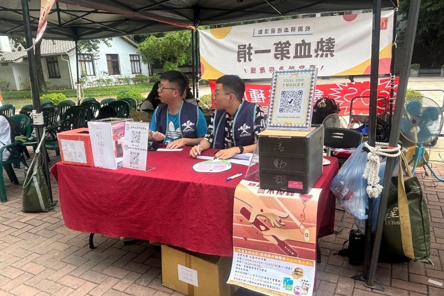 學生會成員在現場協助捐血活動執行，並辦理捐血抽獎。