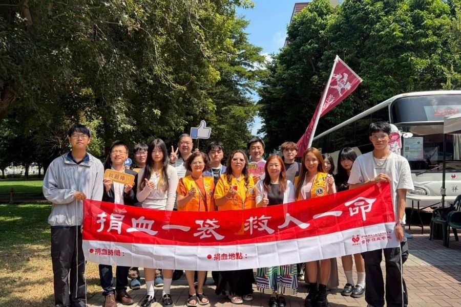 逢甲大學師長與仁美獅子會會長到捐血活動現場訪視，並與學生合影。