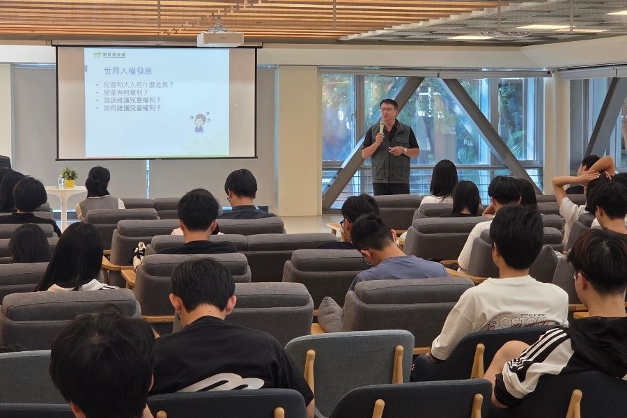 周執行長和逢甲學生分享世界人權發展,鼓勵學生看見弱勢兒少的真實需求。