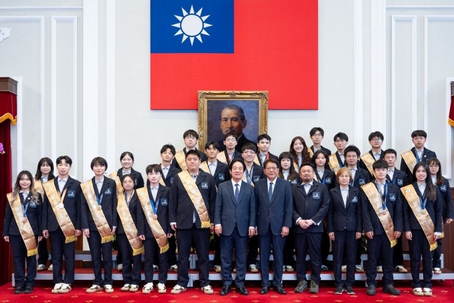 第48屆國際技能競賽臺灣代表團10月12日受邀前往總統府,逢甲資訊系校友林宸毅(第三排左一)與代表團成員合影。