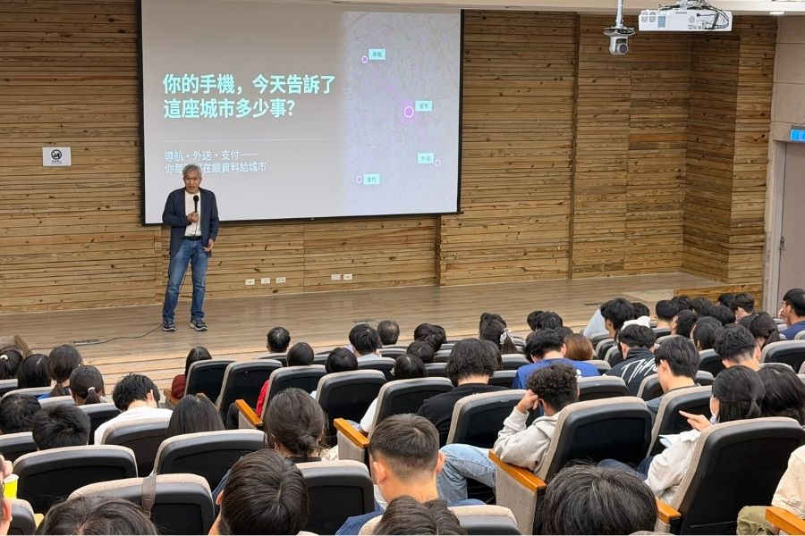 逢甲大學建設學院客座教授曾梓峰以「你的手機,今天告訴了這座城市多少事?」引導學生認識日常數據與智慧城市治理的關係。