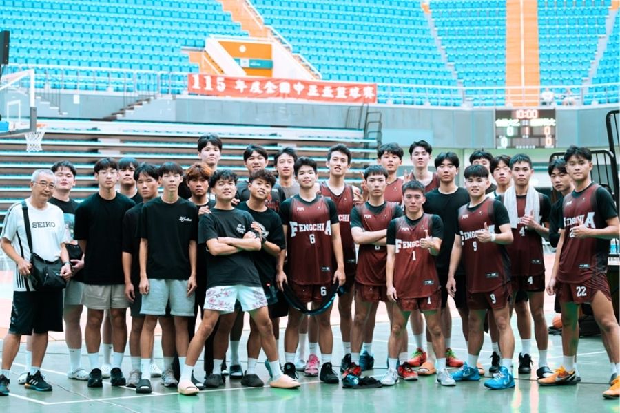 逢甲男籃奪下115學年度全國中正盃大學暨中學校際籃球賽一般男生組冠軍，全隊在比賽場館合影。