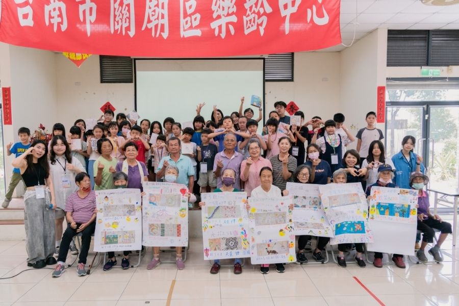36位保東國小學童共同創作出13款具關廟特色的鳳梨酥品牌禮盒,並走進社區向長輩介紹自己的設計。